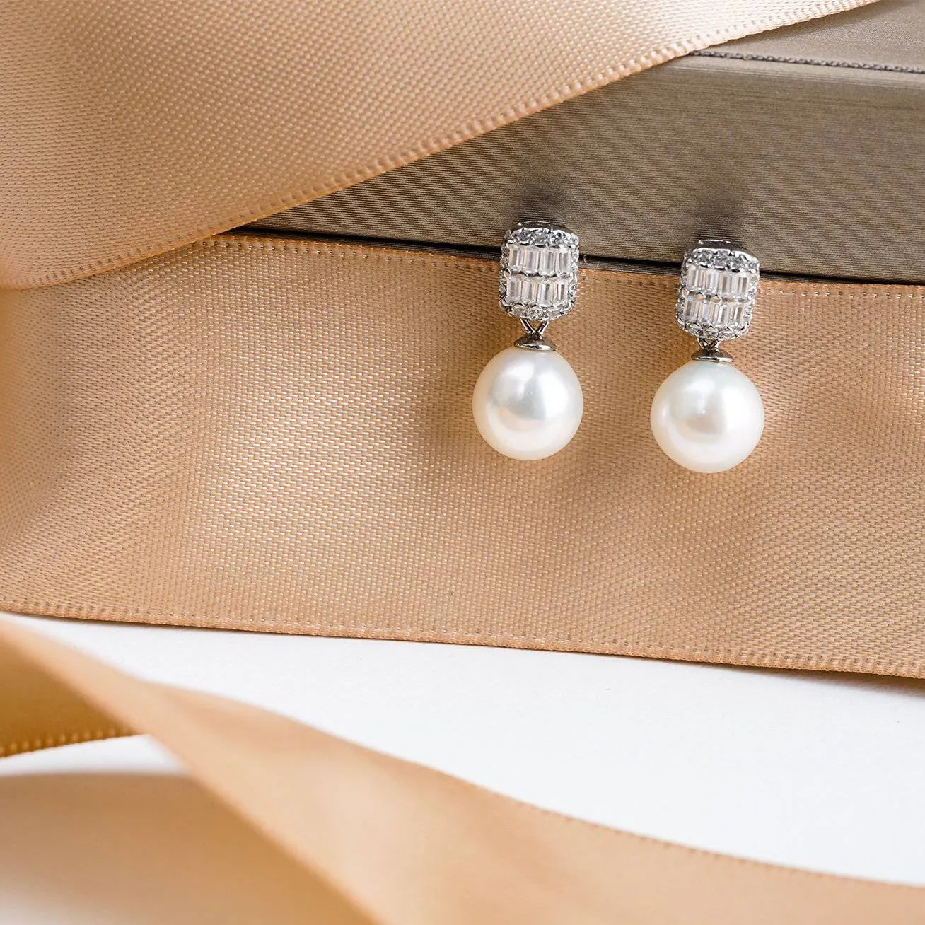 Elegant Freshwater Pearl Earrings WE00066