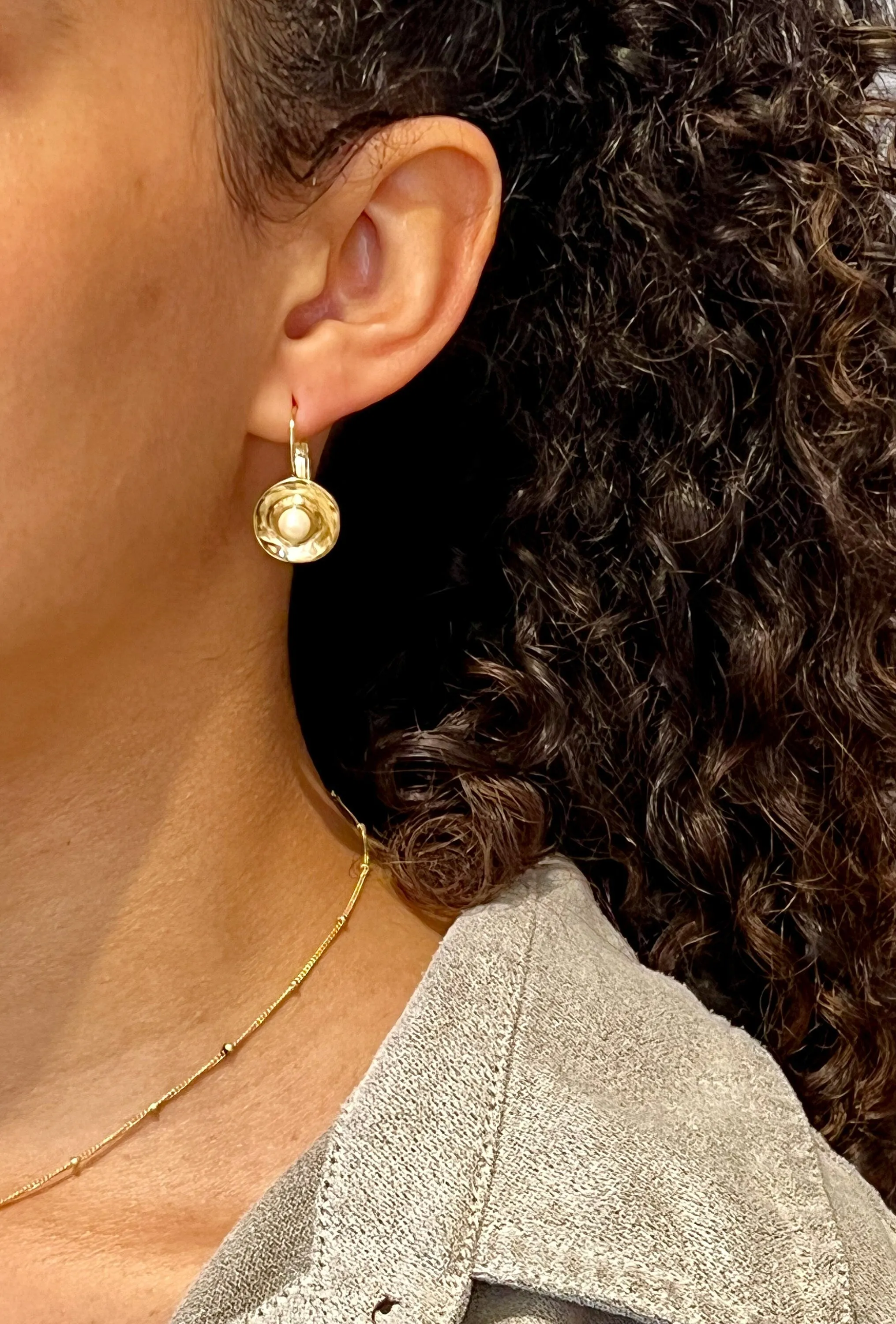 Hammered Round Pearl Earrings - Gold