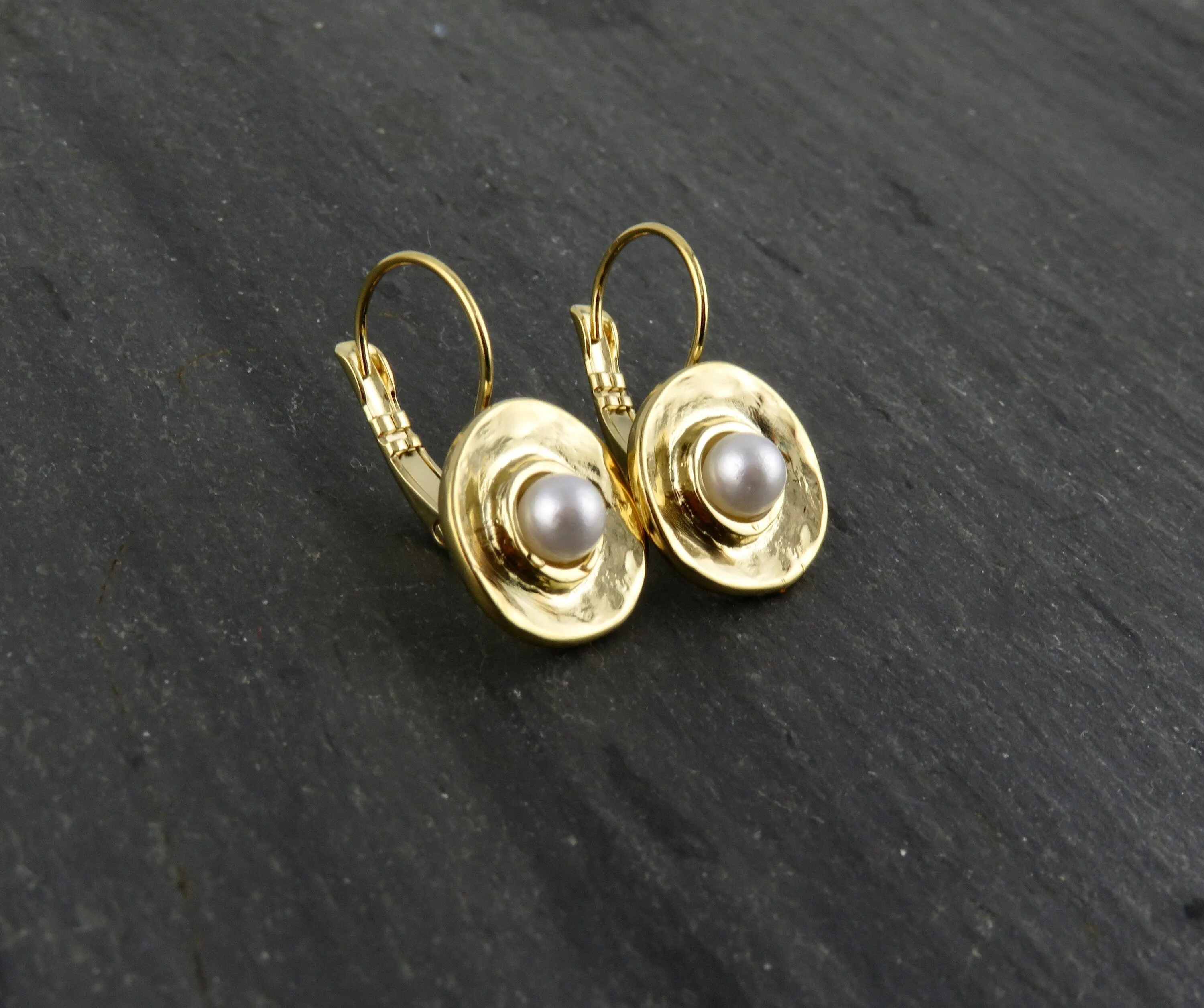 Hammered Round Pearl Earrings - Gold